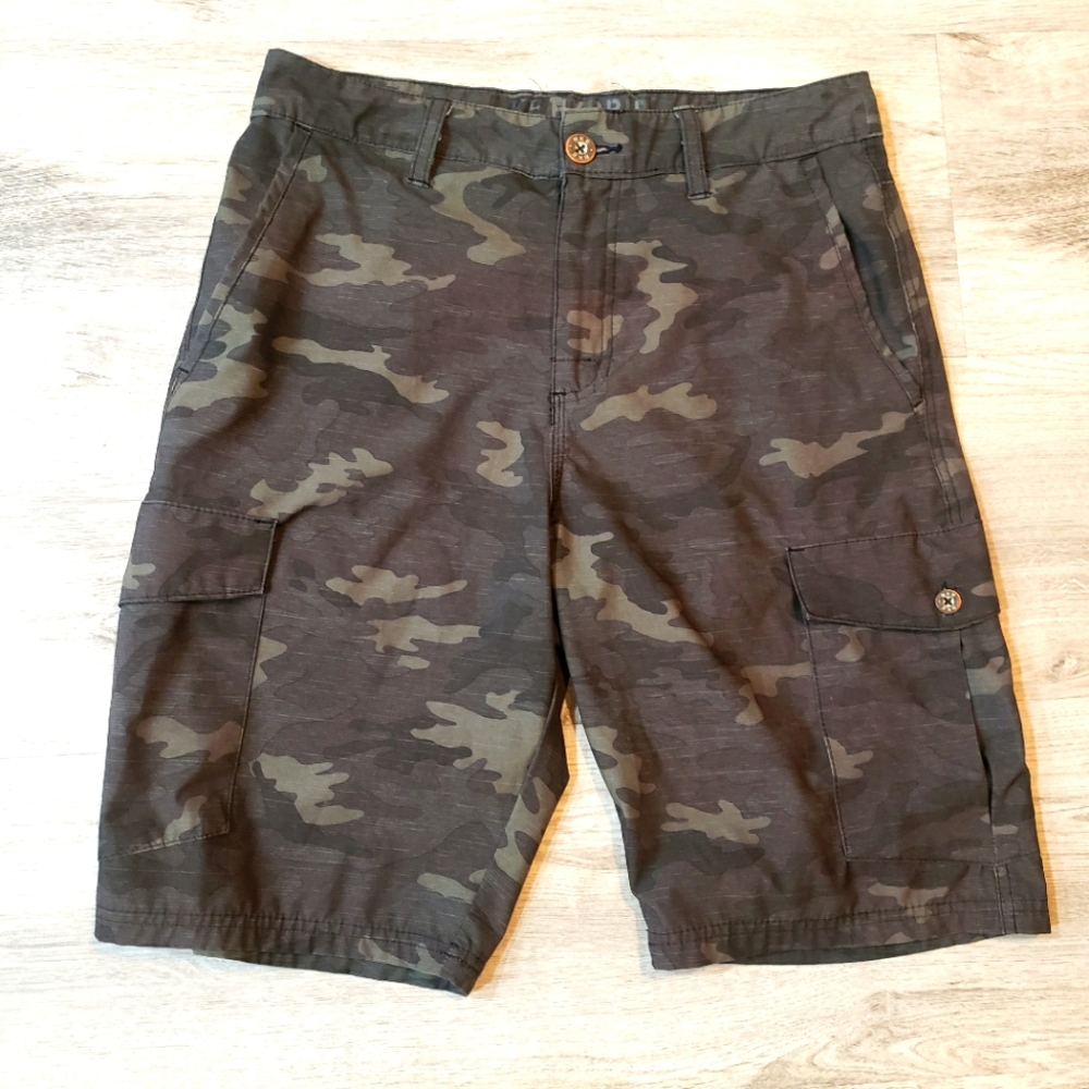 Mens BKE army camo cargo shorts. Size 30